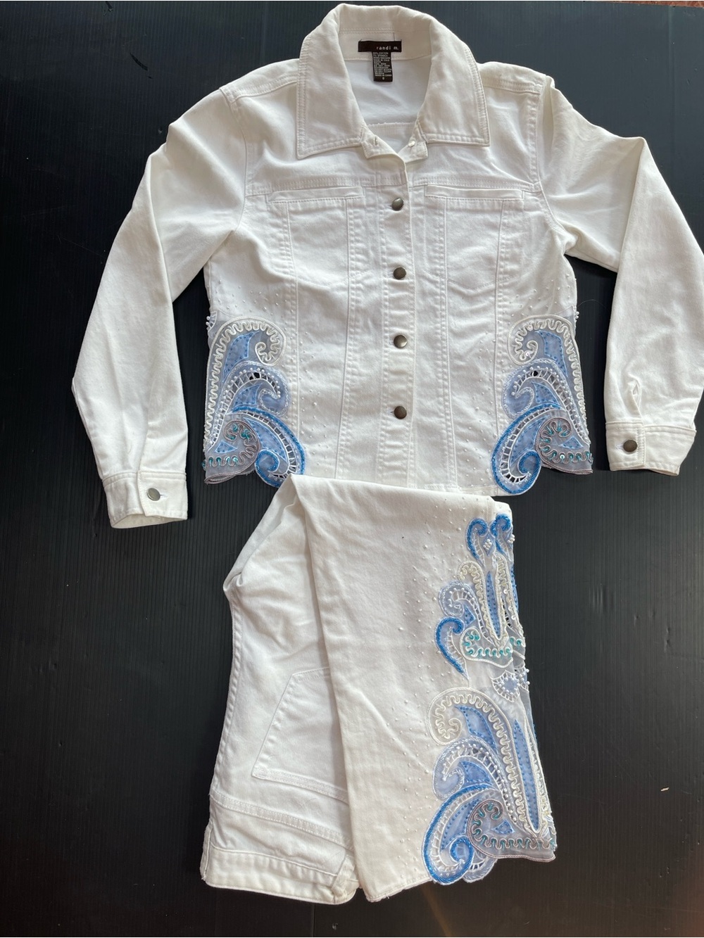 Randi M White Denim Matching Set
Ornate Paisley Embellished
Size 6